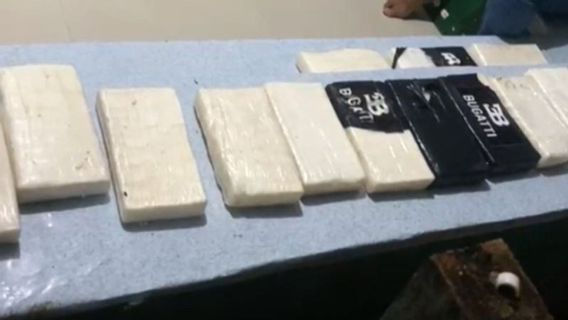 Selayar Police Secure 25.44 Kg Package of 'Bugatti' Allegedly Cocaine Found by Fishermen on the Beach
English: Selayar Police Secure 25.44 Kg Package of 'Bugatti' Allegedly Cocaine Found by Fishermen on the Beach