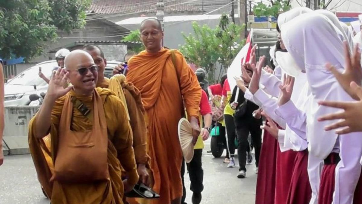 32 biksu Thudong Laksanakan Pindapata di Vihara Buddha Jayanti