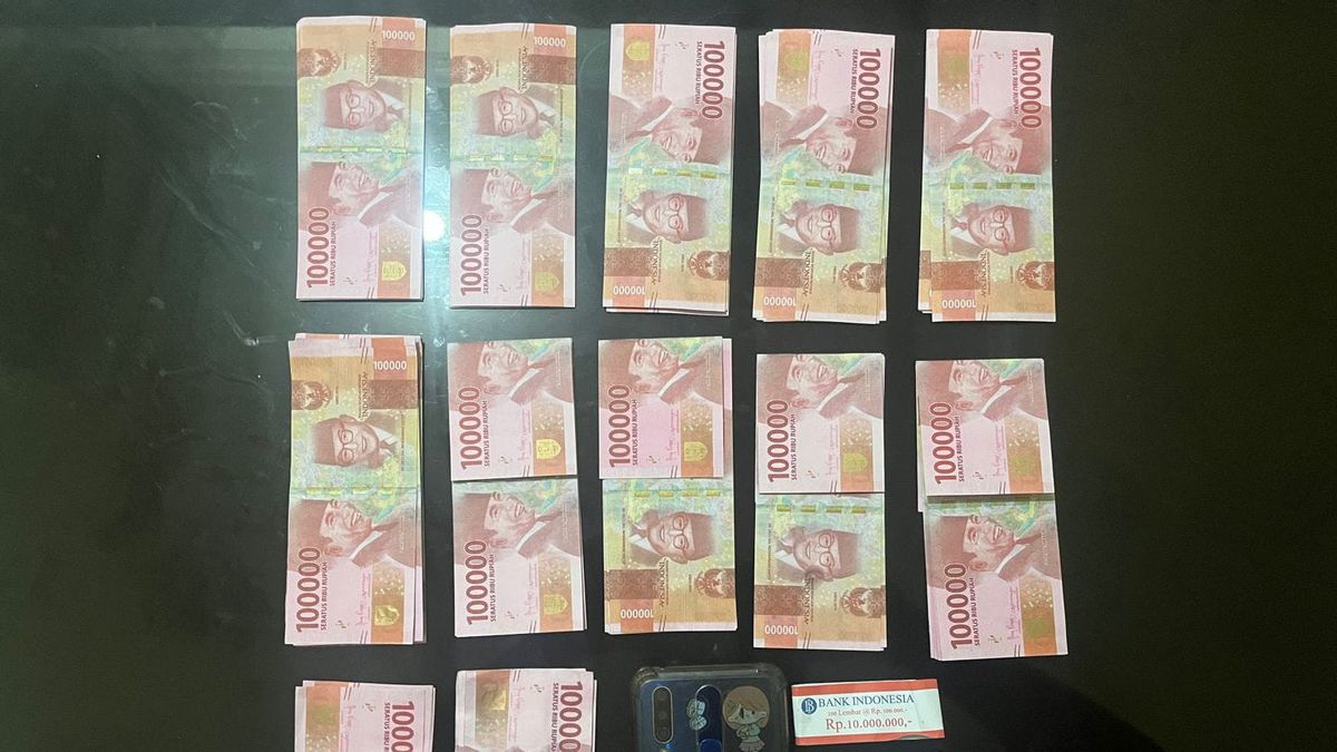 Already Working Still Cheating, Security In Tangerang Is Desperate To Distribute Millions Of Rupiah In Counterfeit Money