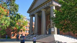    Trump Larang Harvard Terima Mahasiswa Asing, China Bereaksi