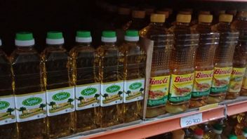 In Timika, The Price Of Cooking Oil Owned By Conglomerates Martua Sitorus And Eka Tjipta Widjaja Is IDR 15,000 Per Liter