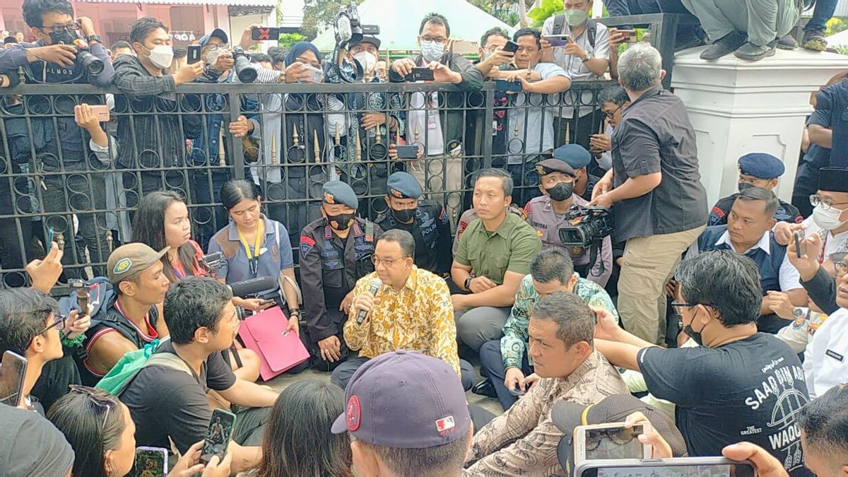 レセハンに座り、市役所の前で抗議者の声に答えるアニス:ジャカルタの住民のために戦ってくれてありがとう
