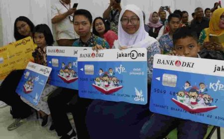 Gubernur Jokowi Resmi Bagikan KJP ke Anak Sekolah dalam Memori Hari Ini, 1 Desember 2012