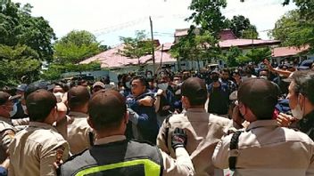 Command Car Blocked by Security Guard, Demo Against Freezing BEM, Chaos Faculty of Law, University of Bengkulu
