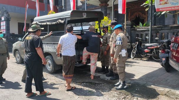 Bule Australia di Bali diamankan Satpol PP setelah menggelendang karena kehabisan uang/DOK Satpol PP Badung