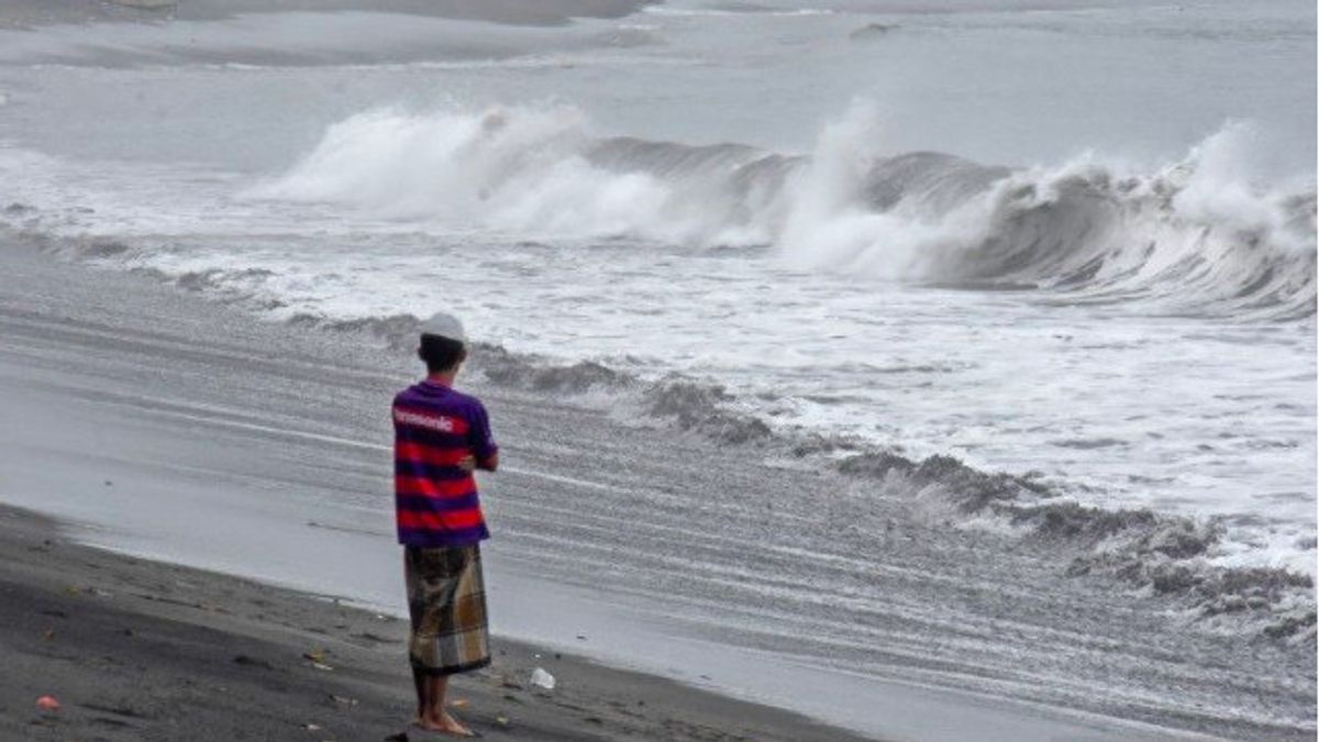 أمواج البحر في جزر رياو كاباي 3.5 متر، طلب الصيادون الذين يستخدمون سامبان والسفن الصغيرة عدم الذهاب إلى البحر
