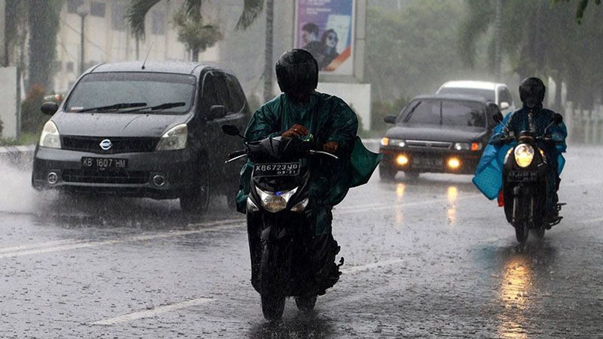 Méfiez-vous! De fortes pluies accompagnées de foudre potentielle à Aceh, Jateng à Bali
