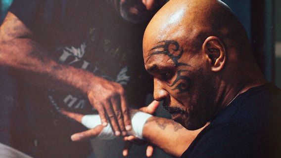 Mike Tyson Tinju Penumpang Pesawat Hingga Babak Belur