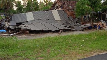 竜巻が東ランプンを襲い、数十の人々の家が被害を受けた
