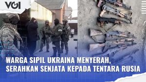 VIDEO: Warga Sipil Ukraina Menyerah, Serahkan Senjata kepada Tentara Rusia