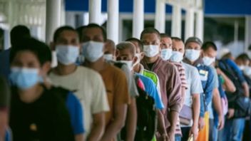 عمال مهاجرون إندونيسيون تعرضوا للتعذيب من قبل أصحاب العمل في عمان أعيدوا إلى وطنهم
