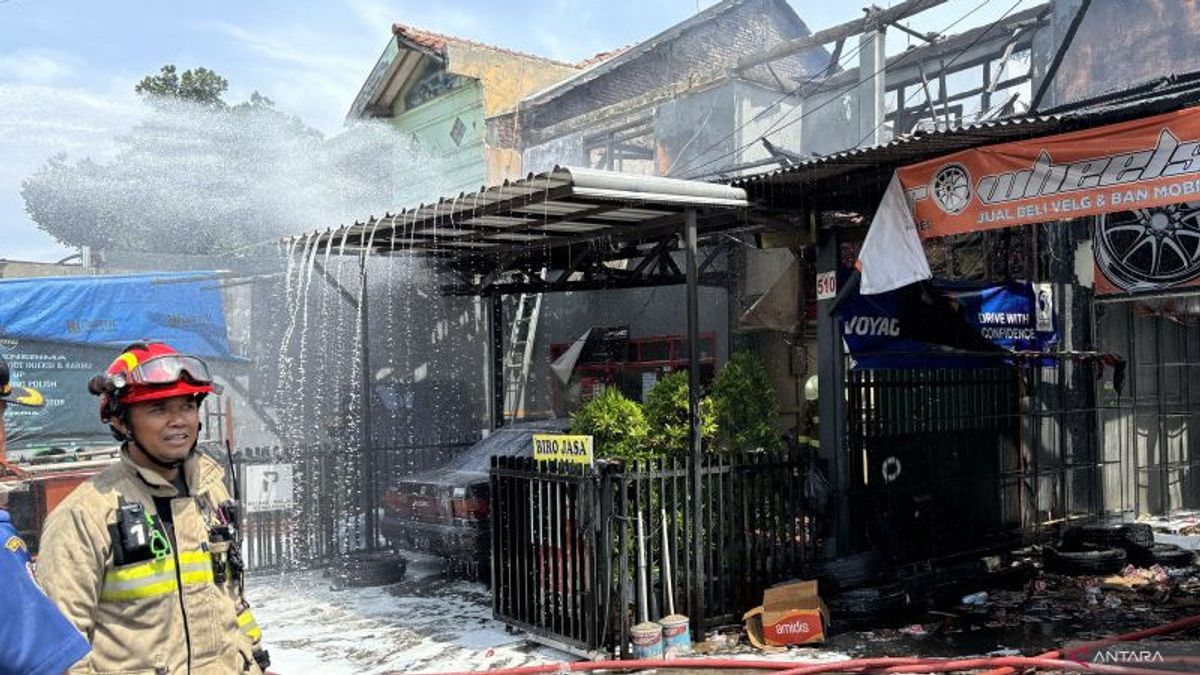 Damkar Padamkan Kebakaran yang Hanguskan Kontrakan 13 Pintu di Bandung