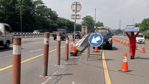 Contraflow On The Jagorawi Toll Road In The Peak Direction Stopped By Police Discretion
