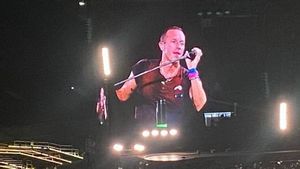 Chris Martin Sempatkan Belajar Bahasa Indonesia untuk Sapa Penggemar Langsung Saat Konser