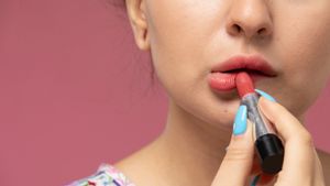 Mau Tampil Baru, Ikuti Tips Memilih Warna Lipstik Sesuai <i>Undertone</i> Kulit