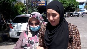 Jemaah Haji Makassar Tampil Nyentrik Berbusana Penuh Perhiasan Emas Diklarifikasi Bea Cukai