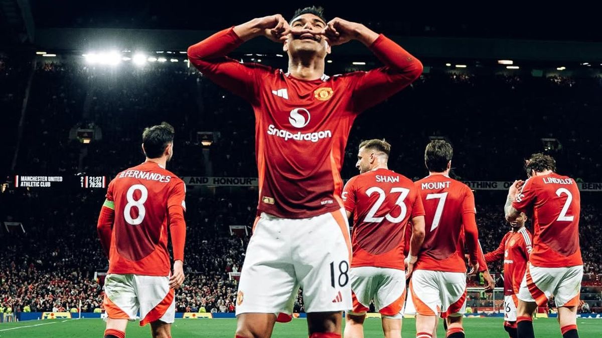 Manchester United Debt The Europa League Trophy To Supporters