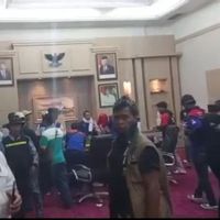 劳工Dobark Pintu和Relax在万丹总督府的案件，IPW要求警方应用恢复性司法