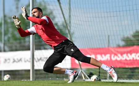 Liverpool Bersaing dengan Newcastle Perebutkan Kiper Georgia