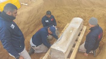 علماء الآثار يكتشفون تابوت أثري روماني في موقع الدفن القديم في قطاع غزة