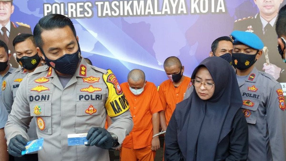 Police Arrest Rp. 467 Million ATM Burglars With Toothpick Trick