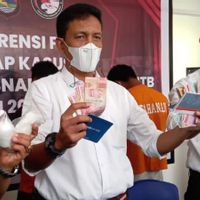 这4名肇事者将毒品藏在直肠中，订购者原来是来自东龙目岛的"Pak Guru"和他的妻子