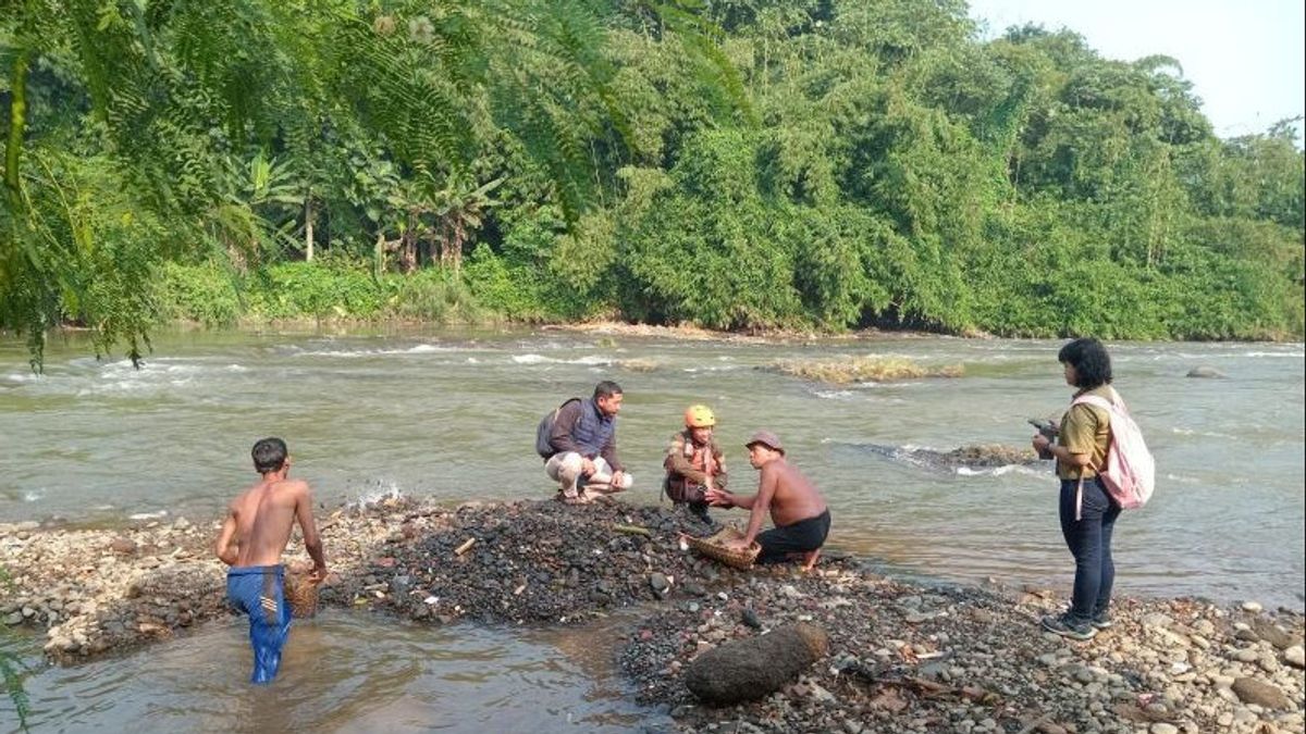 보고르 경찰에 Ciliwung River 실험실 테스트 결과 제공, 비누 폐기물로 오염된 것으로 입증