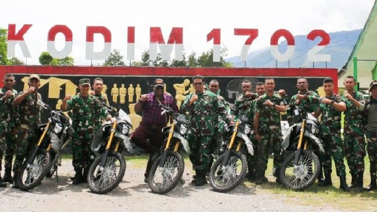 The Turn of Babinsa Jayawijaya Papua Mountains To Get a Motorbike From Defense Minister Prabowo