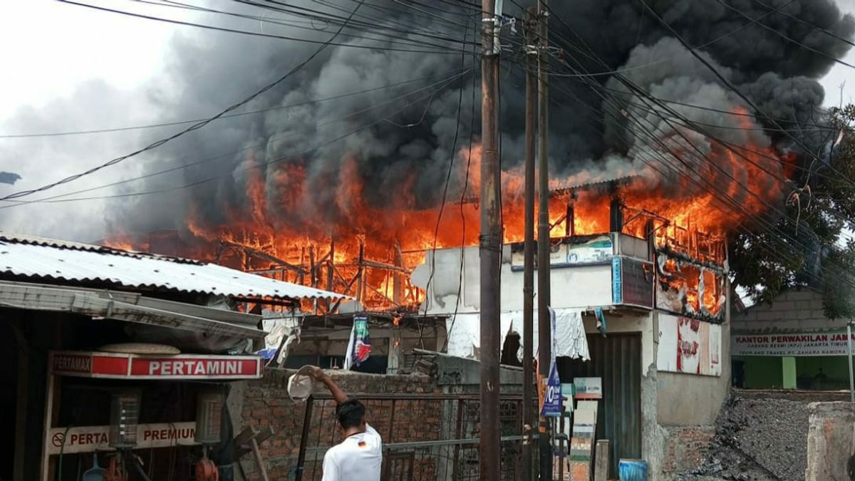 従業員室の電気的短絡により、売り切れた建築店が火事で焼失