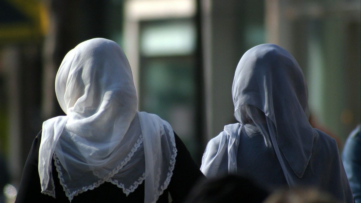 الاعتراف خطأ إلزام الطلاب غير مسلم في الحجاب، مدير SMKN 2 بادانغ يعتذر