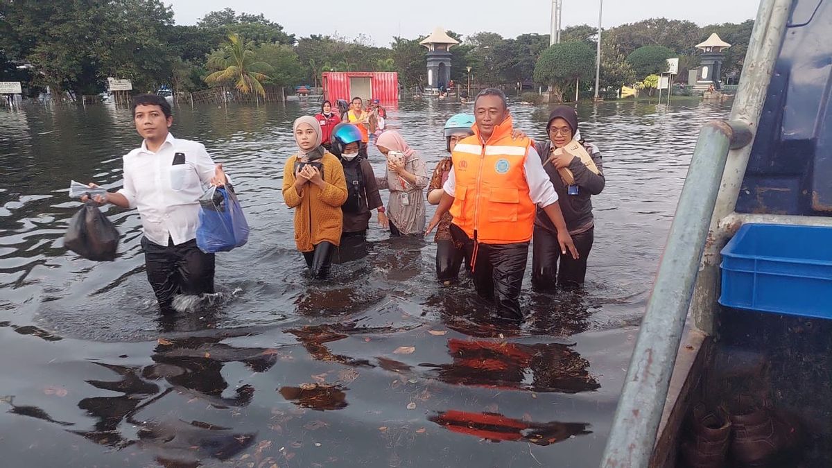 Semarang Flood, Police Evacuate Factory Employees And Pregnant Women