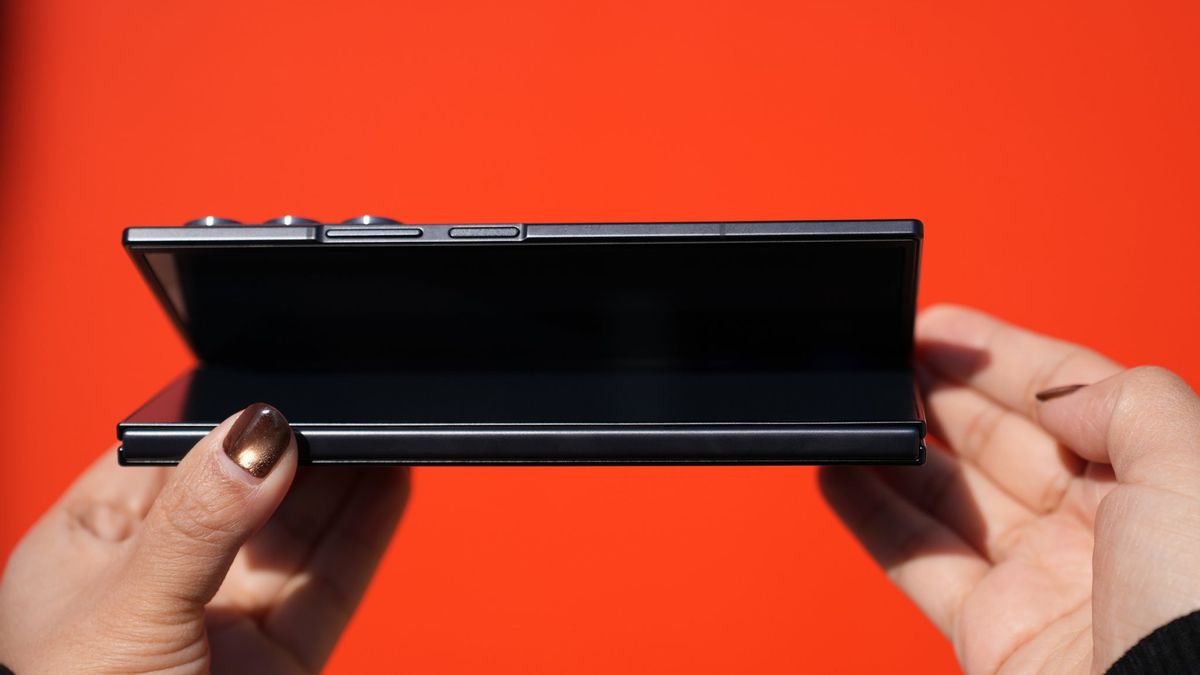 Samsung Siapkan Strategi Baru: Luncurkan Ponsel Lipat Lebih Lebar untuk Tantang iPhone Foldable Pertama