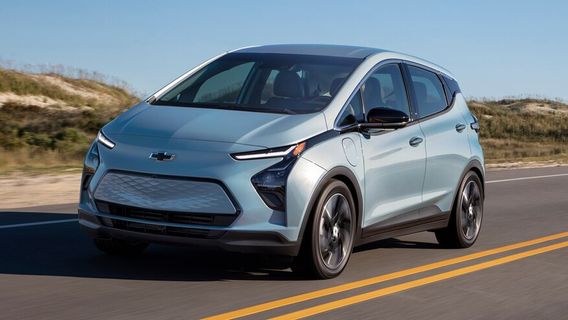 GM Asks Chevrolet Bolt Owners To Park 15 Meters From Other Vehicles, Here's Why