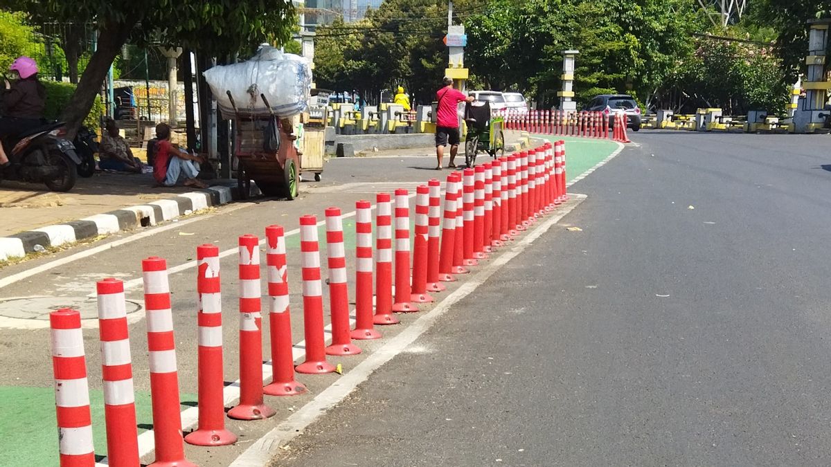 Stick Cone Bike Paths Are Not Permanently Released, But New Replaced Because Damaged By Cars