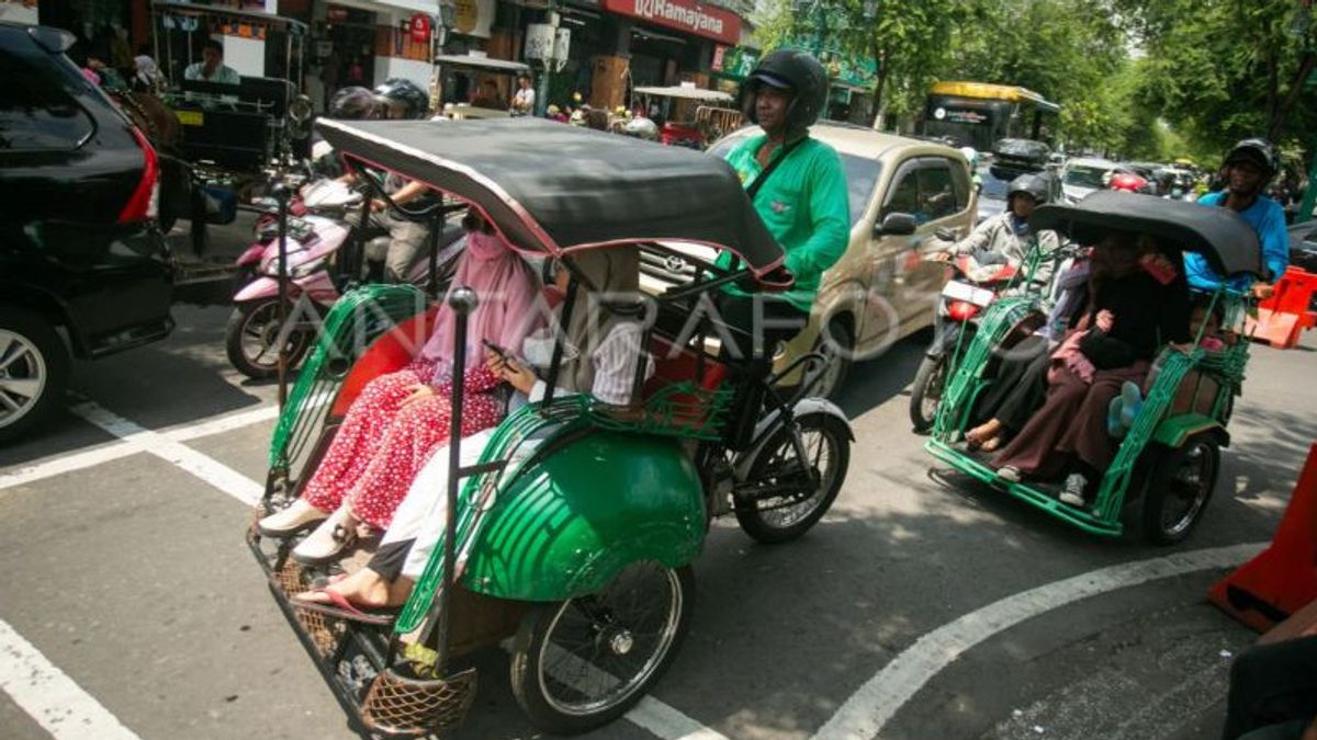 يوجياكارتا - Urai Kemacetan Yogyakarta خلال عيد الميلاد والعام الجديد 2025 ، يستخدم Dishub الضوء الأحمر الدائم