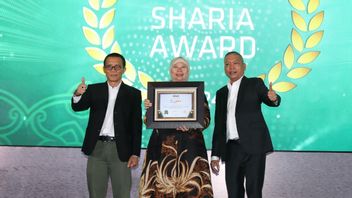 [FOTO] Unit Usaha Syariah Danamon Dapat Penghargaan pada Ajang 13th Infobank Sharia Recognition 2024