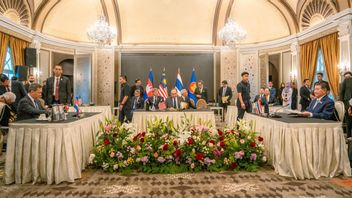 رئيس الوزراء الكمبودي الجالس أمام رئيس الوزراء التايلاندي أنور إبراهيم 