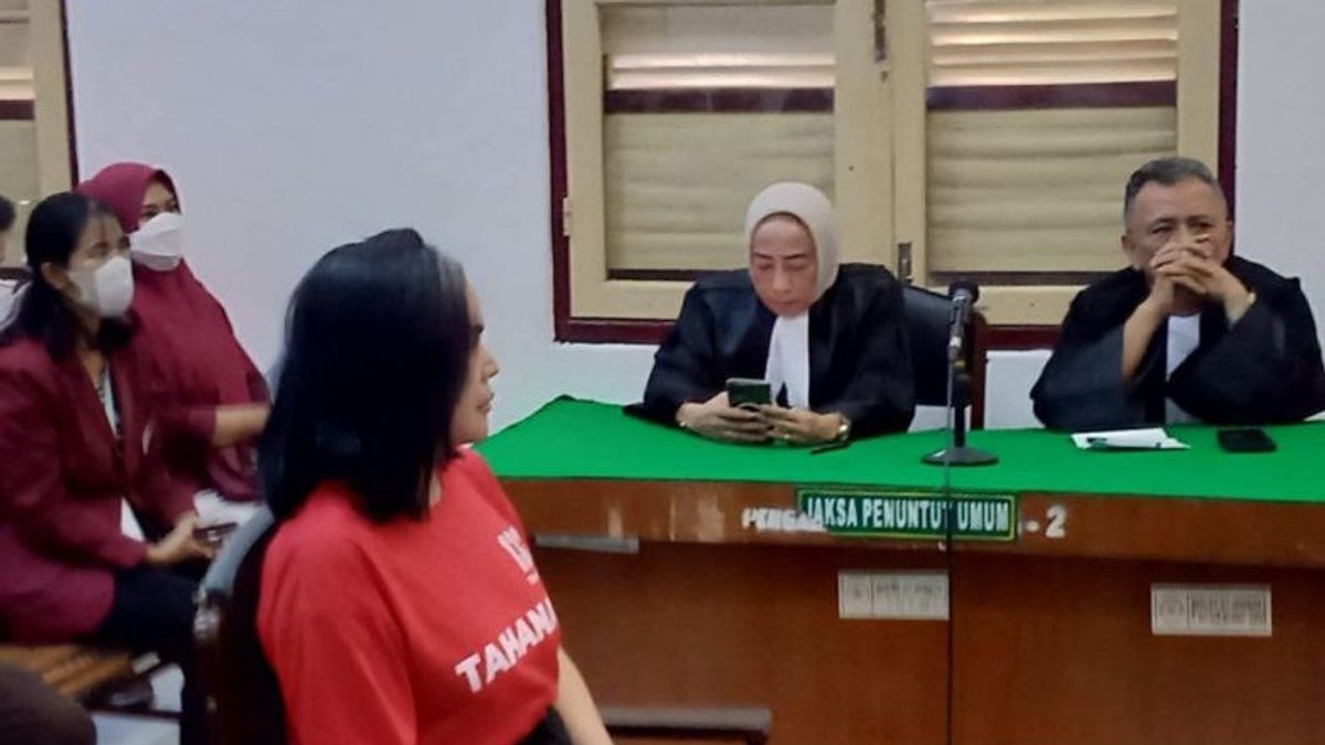 prononcé par la Cour suprême au tribunal de district de Medan, la reine entok accusée d’une péniste religieuse qui a demandé à Jésus de couper ses cheveux