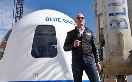 Jeff Bezos Protes NASA Pilih Kasih Kontrak Proyek Artemis ke SpaceX