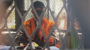 “Sehat...” Jawaban Singkat Abdul Wahid Saat Tiba di Pekanbaru dengan Rompi Tahanan KPK 