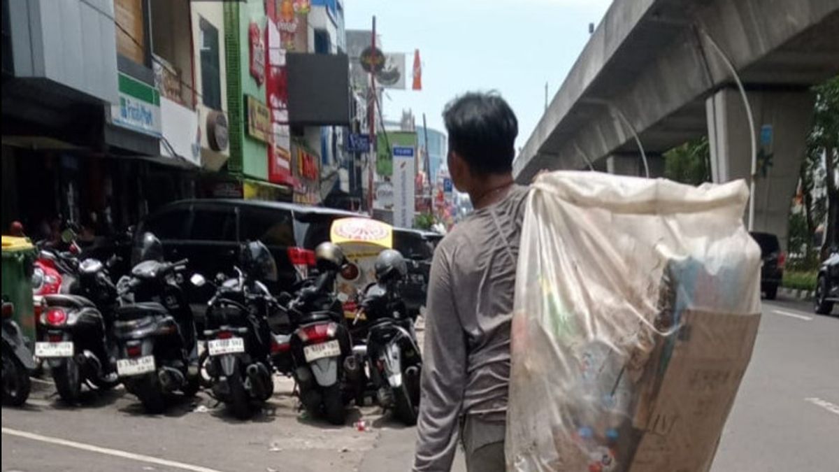 Dua, au nord de Jakarta, résidents de Jakarta, se sont plaints du parking officiel pour le blocage des épaules routières