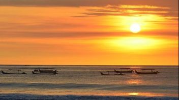 Les Touristes Déjà En Vacances à Bali, Kuta Beach Est Bondé, Kuta Rues Sont Densément Rampant