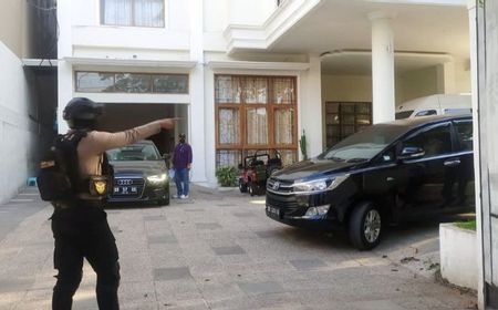 KPK Sita Sedan Audi A6 dari Rumah Mentan SYL di Makassar