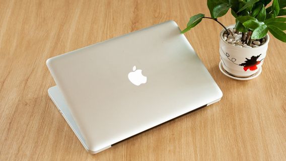 لا داعي للذعر ، هذه هي الطريقة للتغلب على جهاز MacBook المحمول بالماء