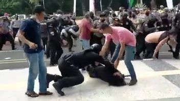 La Police Qui Fustige La Démo étudiante, Prise Au Piège Dans Des Articles Superposés, Détenue Par La Police De Bidpropam Banten 