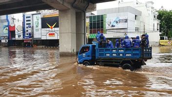 洪水使雅加达居民的活动陷入瘫痪
