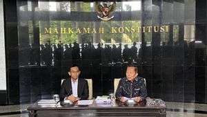 Diserang Tuduhan Ijazah Palsu, Hakim MK Arsul Sani Tampilkan Dokumen Asli hingga Foto Wisuda