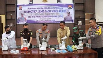 Using A Blender The East Aceh Police To Destroy One Kilogram Of Crystal Methamphetamine