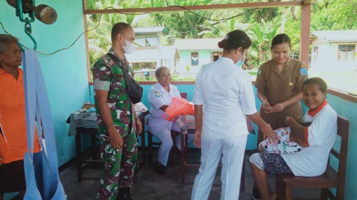 Babinsa Biak Utara在卫生工作者的陪同下提供Posyandu服务