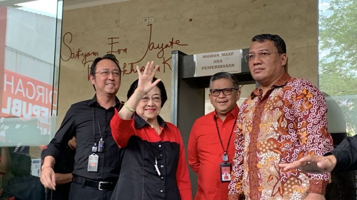 Megawati And Hasto Arrive At The PDIP Office Ahead Of The Determination Of The Vice President